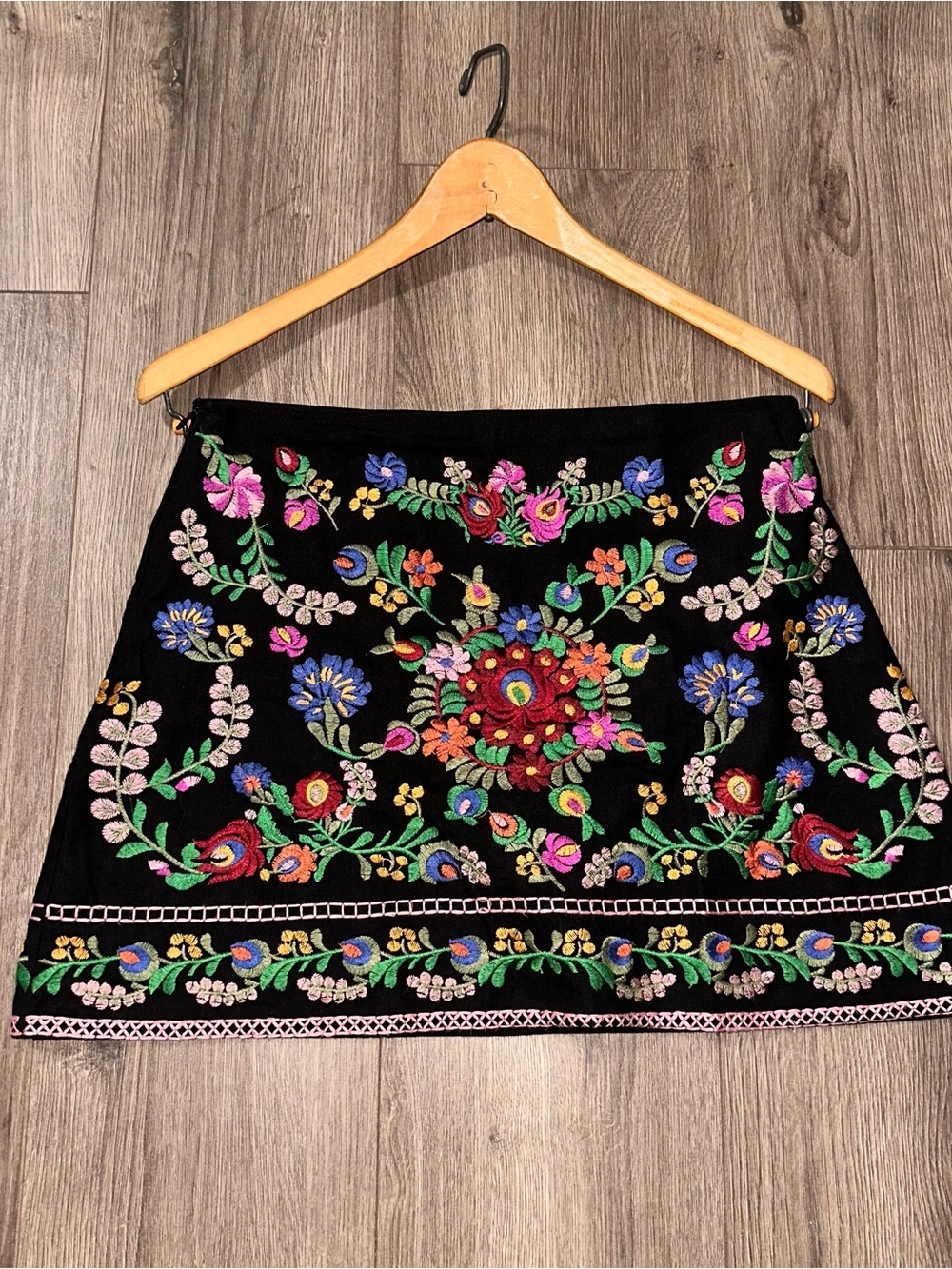 Haute Rouge Skirt Women’s Black Embroidered Floral A-Line Size Large nwot